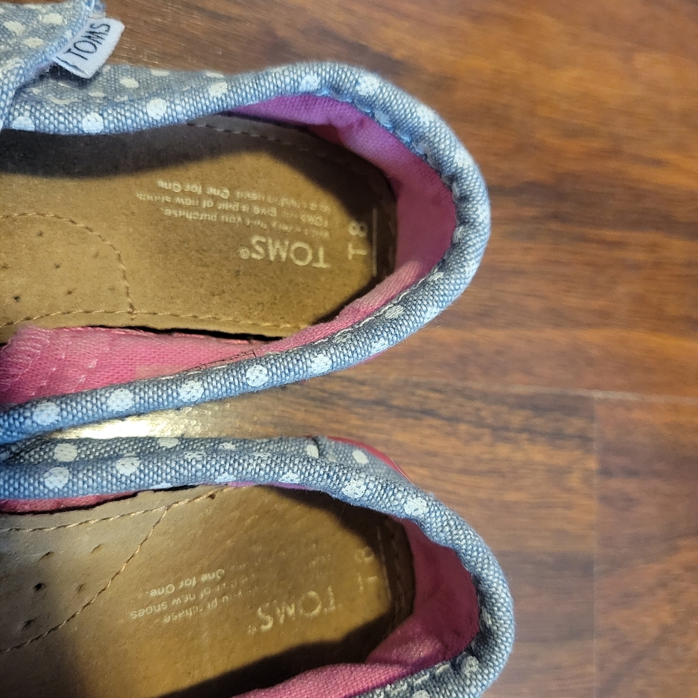 TOMS Size T8.
Grey polka dot - Picture 9 of 9